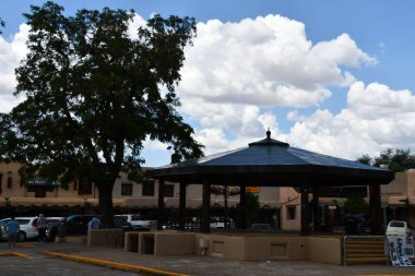 TAOS NM - 29 Temmuz 2021 'de Taos, New Mexico' da görülen Taos Plaza. Taos Downtown Historic District içinde bir mağaza ve anıt merkezidir..