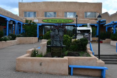 TAOS NM - 29 Temmuz 2021 'de Taos, New Mexico' da görülen Taos Plaza. Taos Downtown Historic District içinde bir mağaza ve anıt merkezidir..