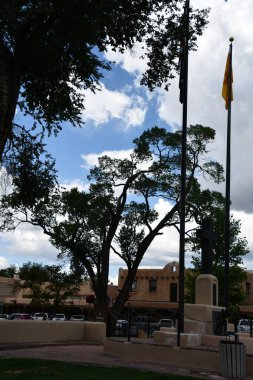 TAOS NM - 29 Temmuz 2021 'de Taos, New Mexico' da görülen Taos Plaza. Taos Downtown Historic District içinde bir mağaza ve anıt merkezidir..