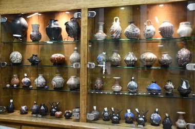 ALBUQUERQUE NM - 30 Temmuz 2021 'de görüldüğü gibi Albuquerque, New Mexico' daki Bien Mur Kızılderili Pazarı. Sandia Kızılderili Rezervasyonu 'nda yer alan yer, Güneybatı' nın en büyük Amerikan Yerlilerinin sahip olduğu ve işlettiği Sanat ve El Sanatları mağazasıdır.. 