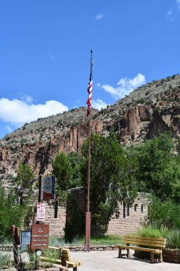 LOS ALAMOS NM - 30 Temmuz 2021 'de Los Alamos, New Mexico' daki Bandelier Ulusal Anıtı Ziyaretçi Merkezi.