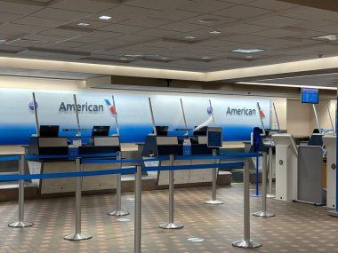 ALBUQUERQUE NM - 30 Temmuz 2021 'de New Mexico' daki Albuquerque Uluslararası Sunport Havaalanı ABQ 'da kayıt gişeleri.