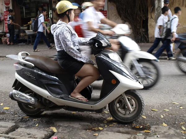 Κορίτσι Βιετνάμ σχετικά με τη μοτοσικλέτα — Φωτογραφία Αρχείου