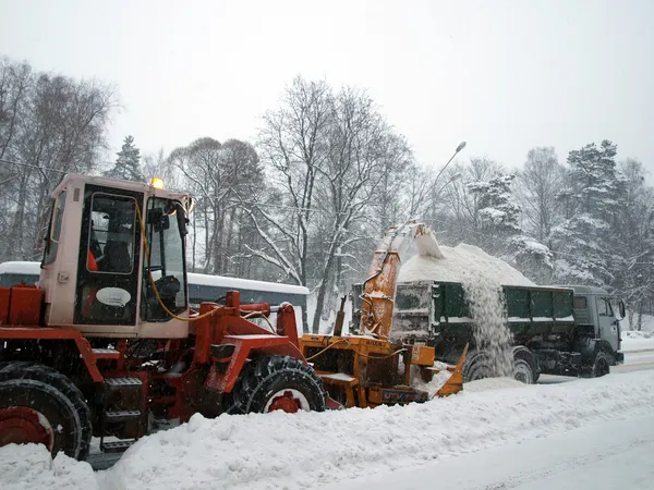 Máquinas de remoção de neve na estrada — Fotografia de Stock