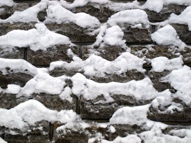 Karlı eski taş duvar