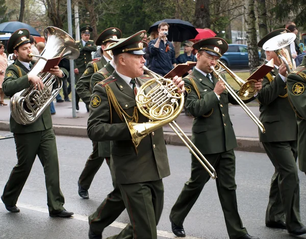 Група невідомі солдатів йде на вулиці, щоб відзначити Міжнародний "День перемоги у світовій війні, два" — стокове фото