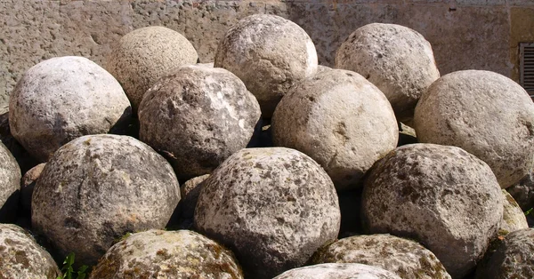 Old cannon-balls — Stock Photo, Image