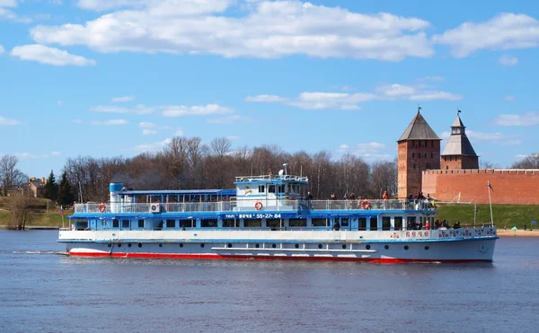 Ausflugsschiff auf dem Wolchow-Fluss in Veliky Novgorod — Stockfoto