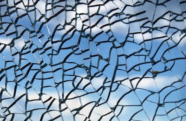 Небо сквозь разбитое стекло — стоковое фото