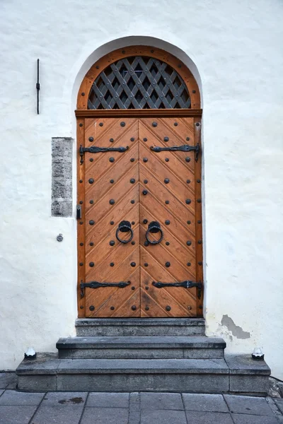 Porta de madeira vintage da cidade de Tallinn — Fotografia de Stock