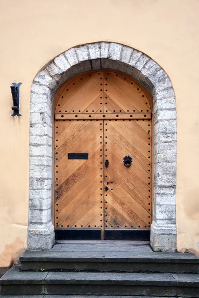 Винтажные деревянные двери города Таллинна — стоковое фото