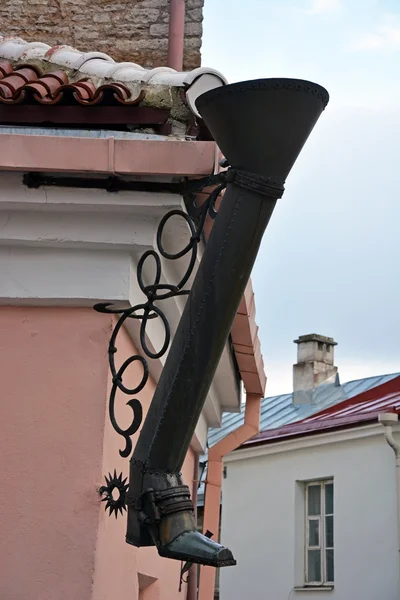 Декоративная водосточная труба в форме ботинка. Пикк-джалг — стоковое фото