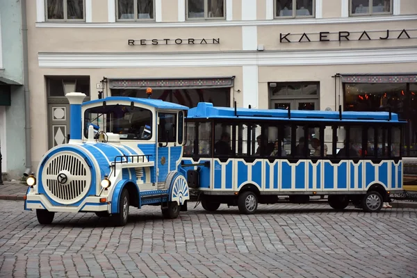 Excursie trein op tallinn street — Stockfoto