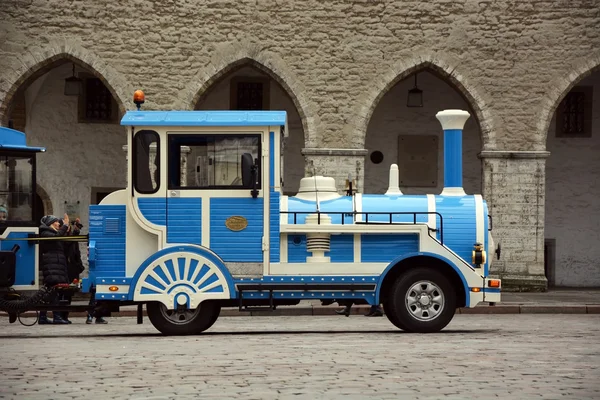 Train d'excursion sur la rue Tallinn Photo De Stock