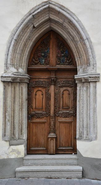 Puerta de madera vintage de la ciudad de Tallin — Foto de Stock