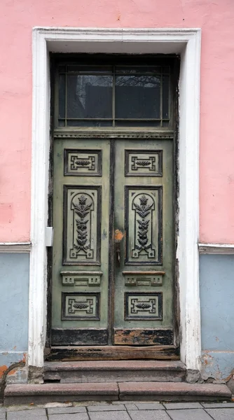 Vintage wooden door of the Tallinn city — Stock Photo, Image