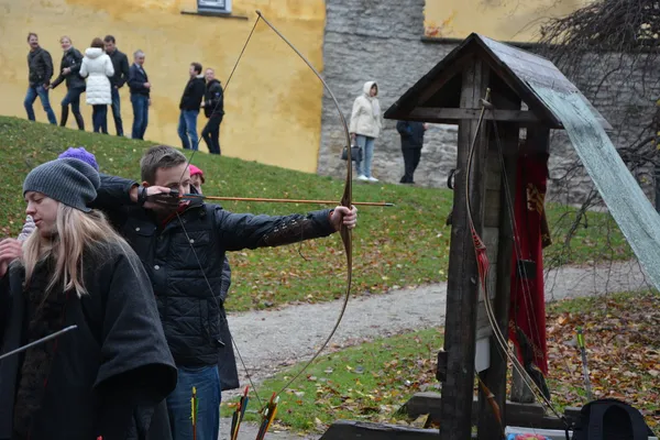Peoples training with bow at the Tallinn city — Stock Photo, Image