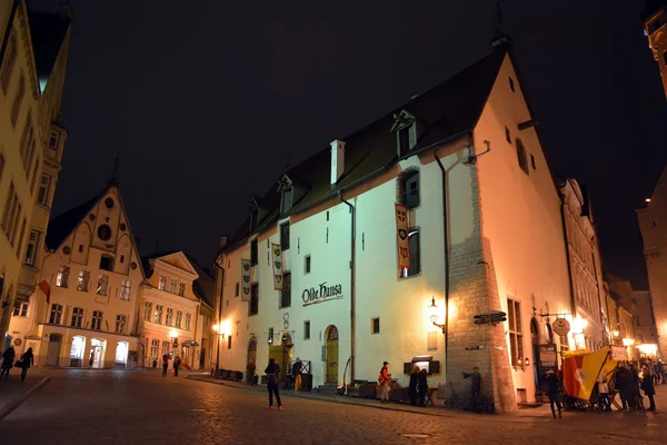 Wgląd nocy tallinn słynnej restauracji olde hansa — Zdjęcie stockowe