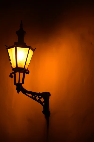 Винтажный фонарь на стене — стоковое фото