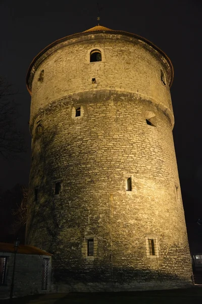 Vista noturna da torre do castelo de Tallinn — Fotografia de Stock