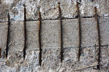 Grunge paslı donatı ile beton duvar