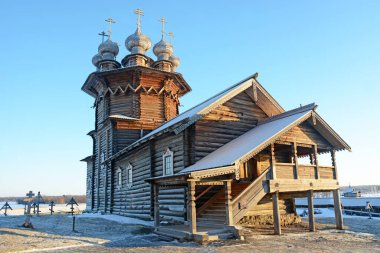 Kizhi Adası manzarası, kiliselerin ve çan kulesinin tarihi mekanı, Rusya 'nın Karelia Cumhuriyeti' nde tarihi bir ahşap ev.