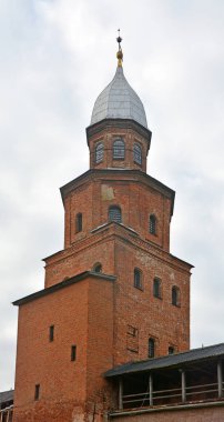 Kokuy kulesi Novgorod Kremlin 'de sonbahar mevsiminde. Veliky Novgorod, Rusya 'da 1000 yıldan eski tarihi bir şehir.