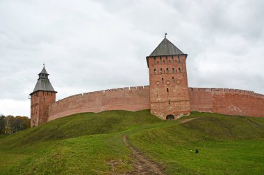 Novgorod Kremlin sonbahar sezonunda. Veliky Novgorod, Rusya 'da 1000 yıldan eski tarihi bir şehir.