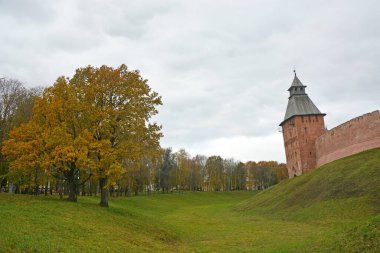 Novgorod Kremlin sonbahar sezonunda. Veliky Novgorod, Rusya 'da 1000 yıldan eski tarihi bir şehir.