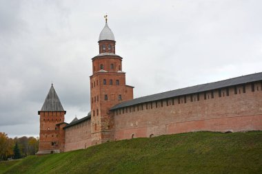 Novgorod Kremlin sonbahar sezonunda. Veliky Novgorod, Rusya 'da 1000 yıldan eski tarihi bir şehir.