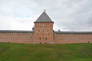 Novgorod Kremlin sonbahar sezonunda. Veliky Novgorod, Rusya 'da 1000 yıldan eski tarihi bir şehir.