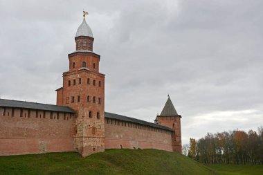 Novgorod Kremlin sonbahar sezonunda. Veliky Novgorod, Rusya 'da 1000 yıldan eski tarihi bir şehir.
