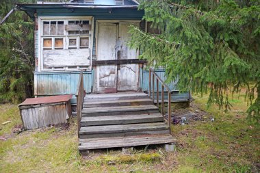 Zelenogorsk, Rusya 'da eski ve terk edilmiş ahşap bir ev. Dachas 'ın dağılması ve insan eksikliği.