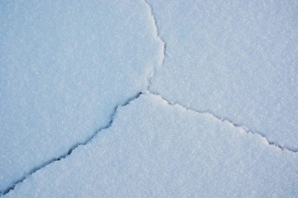 冬季在冰冻的芬兰湾冰上的一个危险裂缝 俄罗斯 圣彼得堡 — 图库照片