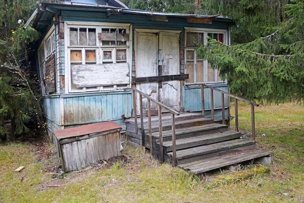 ロシアのゼレノゴルスクに古いと放棄された木造の家 ダカスと人々の完全な欠如を離れて落ちる — ストック写真