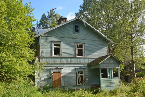 Stary Opuszczony Drewniany Dom Żelenogorsku Rosja Rozpadające Się Dachy Całkowity — Zdjęcie stockowe