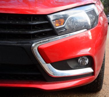 Kırmızı bir arabanın ön kısmı arka plan, yakın çekim, Rus modeli.