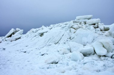 Finlandiya Körfezi kıyısında bahar (kış) mevsiminde buz homurdanmaları. Zelenogorsk, St. Petersburg, Rusya.