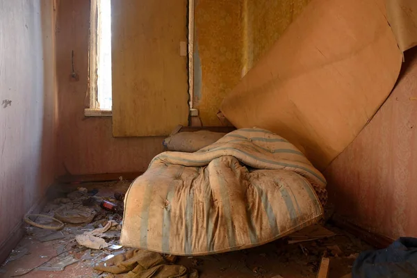 Była Sypialnia Opuszczonym Domu — Zdjęcie stockowe