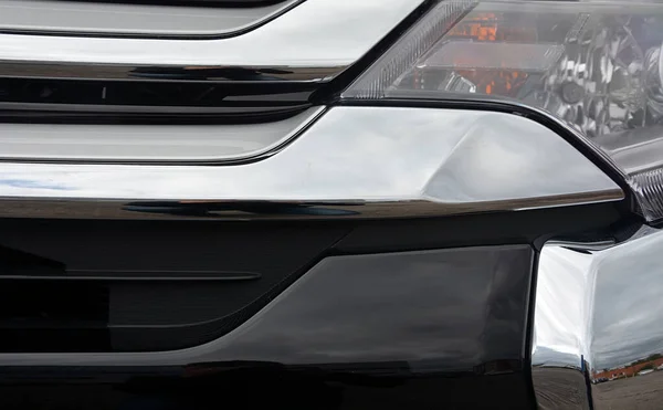 背景として灰色の車の前面の一部 近いショット 日本モデル — ストック写真