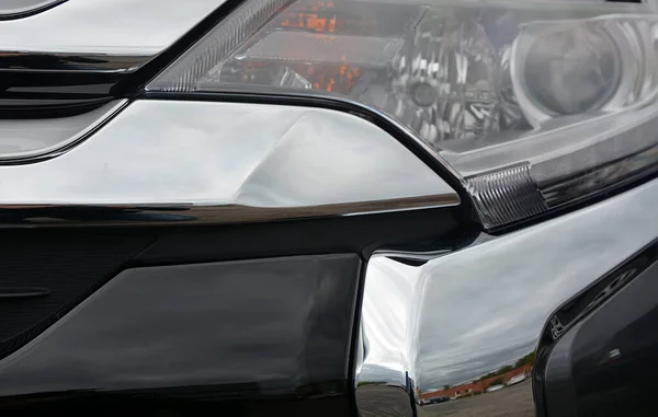 背景として灰色の車の前面の一部 近いショット 日本モデル — ストック写真