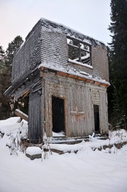 Zelenogorsk, Rusya 'da eski ve terk edilmiş ahşap bir ev. Dachas 'ın dağılması ve insan eksikliği.