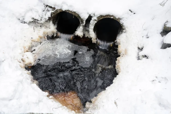 Water Dat Winter Uit Twee Pijpen Stroomt — Stockfoto