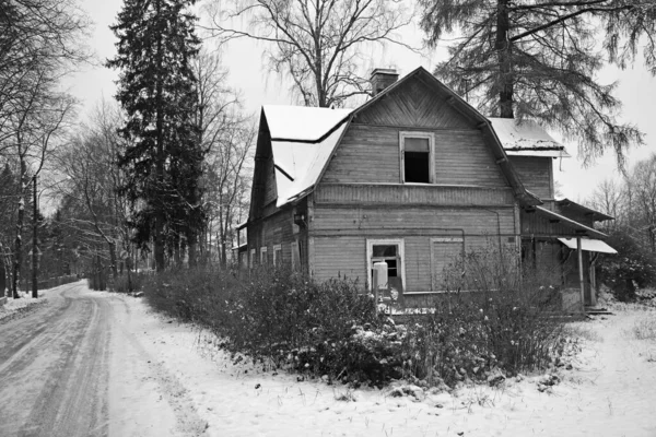 Casa Madeira Velha Abandonada Zelenogorsk Rússia Caindo Aos Pedaços Dachas — Fotografia de Stock