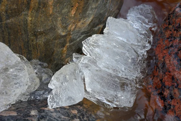 氷の破片からの背景 テクスチャパターンクローズアップ — ストック写真