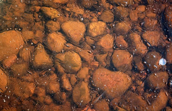 Tenká Vrstva Ledu Řece Můžete Vidět Dno Kameny Textura Pozadí — Stock fotografie