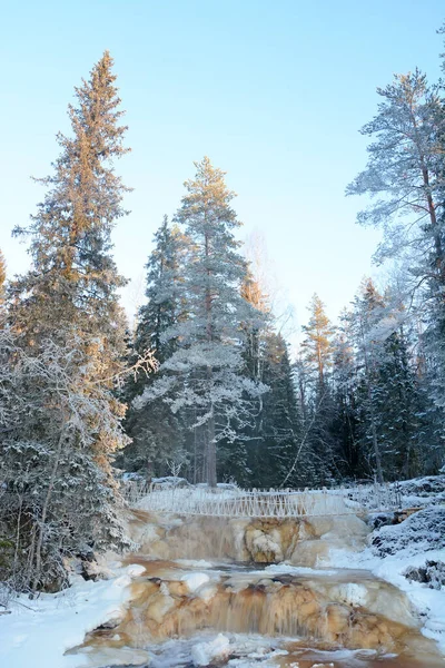 カレリア共和国で最も有名な場所の1つは 冬の季節にロシアの滝 ソビエト映画 ここの夜明けは静かだ の撮影場所 ロシア カレリア共和国への旅行 — ストック写真