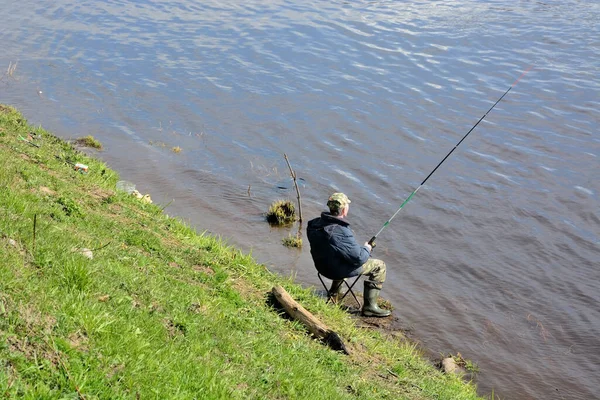 Volkhov Rusia Mayo 2017 Pescador Captura Pez Llamado Sopa Dorada —  Fotos de Stock