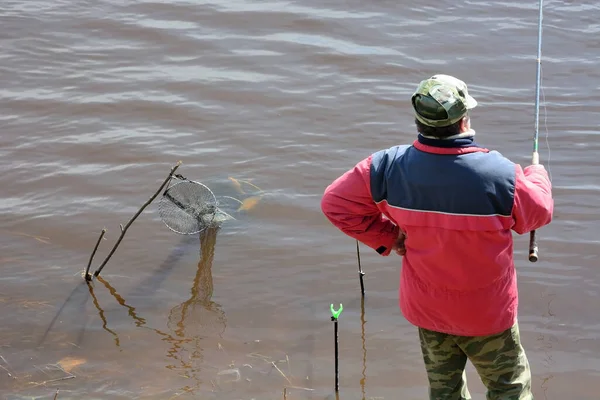 Volkhov Russia May 2017年5月8日 一位渔夫在俄罗斯伏尔河畔的Staraya Ladoga捕捉到一条名叫Sopa 蓝鳍金枪鱼 春季季节 — 图库照片