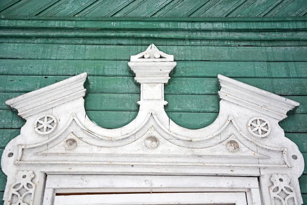 Detale Architektoniczne Piękne Ramy Okienne Pobliżu Starych Drewnianych Domów Tradycyjna — Zdjęcie stockowe